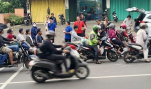 Bulan Penuh Berkah, SMSI Tangsel Rajut Kekompakan Bagikan Takjil Kepada Pengguna Jalan