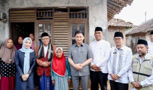 Wagub Dimyati Serahkan Bantuan untuk Renovasi Rumah Tidak Layak Huni di Serang
