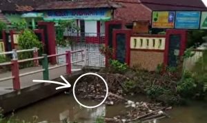 Geger! Jasad Tanpa Identitas Ditemukan Membusuk di Depan Gerbang SDN Kandawati II