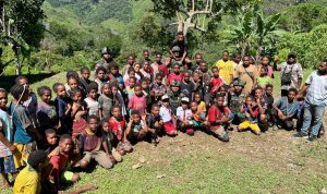 Satgas TNI Ceria Bersama Anak-anak SD Kp. Okyop di Pedalaman Papua