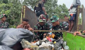 Yonif TP 809/NTM Gelar Karya Bakti Pembersihan Sungai Petam dan Pantai Base Camp di Kabupaten Sarmi