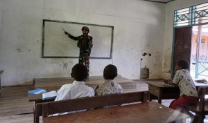Cerdaskan Generasi Bangsa, Satgas Pamtas RI-PNG Statis Yonif 753/AVT Ajarkan Calistung Pada Anak-Anak Papua