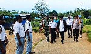 Anggota Koramil Okaba Dampingi Gubernur Papua Selatan Kunjungi Distrik Okaba