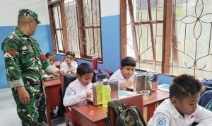 Babinsa Jayapura Utara Kawal Program MBG Pastikan Kesehatan Pelajar