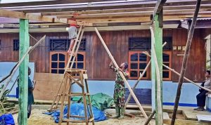 Babinsa Web dan Warga Kompak Bangun Teras Rumah Bapak Lukas Watai