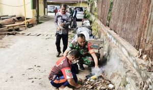 Koramil Jayapura Utara Bersama Warga Kampung Nelayan Gotong Royong Bersihkan Sampah