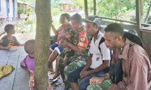 Jalin Kebersamaan di Kampung Ambora, Babinsa Demta Komsos dengan Mama Herlina