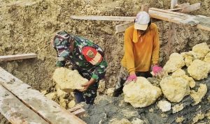 Jembatan Penghubung Lahan Produksi Dibangun TNI dan Kelompok Tani
