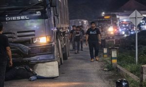 BREAKING NEWS: Pemotor Tewas Terjepit Truk di Jalan Raya Cibarusah, Bekasi