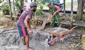 Babinsa Web Ikut Angkut Batu dan Cor Pondasi Rumah