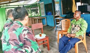 Jalin Kedekatan dengan Ondoafi, Babinsa Sentani Komit Jaga Kearifan Lokal