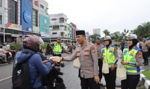 Ramadan Penuh Kehangatan, Kapolrestro Tangerang Kota Sapa Warga di Jalan