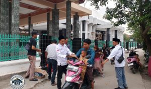 Ratusan Warga Desa Sidoko Serbu Takjil Gratis yang Dibagikan Pokja Wartawan Gunung Kaler-Kresek