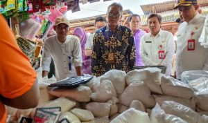 Sekda Bersama Bapanas Monitoring Stok dan Harga Komoditi Pokok di Pasar Kronjo