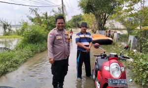 Bhabinkamtibmas Polsek Kresek bersama Kepala Desa Pasirampo tinjau Banjir di Pasirampo Kresek