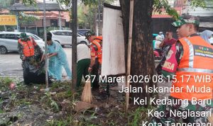 TNI Peduli Lingkungan, Satgas Sampah Bersama Warga Bersihkan Sampah