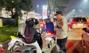 Kapolsek Panongan Pimpin Langsung Penguraian Antrean BBM di Citra Raya