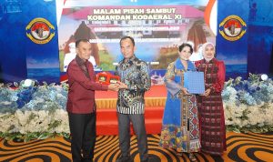 Malam Akrab di Merauke: Danrem 174/ATW Serahkan Cenderamata pada Pisah Sambut Dankodaeral XI