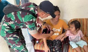 Hadir Kembali di Tengah Masyarakat, Yonif TP 810/BEM Beri Layanan Kesehatan Gratis Bersama Puskesmas Waibu