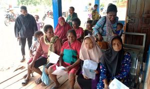 Babinsa Sota Dampingi Penyaluran Bansos, Warga Diimbau Manfaatkan Bantuan Dengan Baik