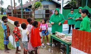 Koramil Kimaam dan Persit Berbagi Takjil, Hangatkan Kebersamaan di Bulan Ramadhan