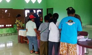Babinsa Pos Ramil Tanah Miring Dampingi Penyaluran BLT Kepada Masyarakat Sumber Harapan