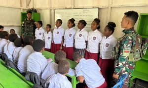 Satgas Pamtas RI-PNG Statis Yonif 753/AVT berikan Pengetahuan Cinta Tanah Air untuk Anak Perbatasan, Ditutup Makan Bersama