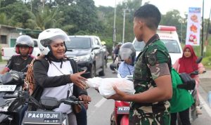 Sambut Keberkahan Ramadan, Danyonif 810/BEM dan Ketua Persit KCK Ranting 3 Yonif TP 810 Bagikan Takjil Gratis