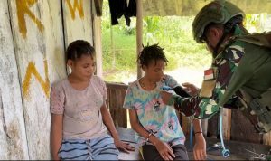 Hadir Bermanfaat untuk Masyarakat, TNI Berikan Layanan Kesehatan di Kampung Oksip