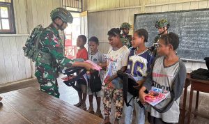 Bentuk Kepedulian Terhadap Pelajar, Satgas Yonif 753/AVT Bagikan Seragam Sekolah, Tas, ATK dan Pensil Warna