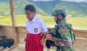 TNI Hadir Dukung Pendidikan di Papua: Satgas Pamtas RI-PNG Statis Yonif 753/AVT Bagikan Seragam dan Perlengkapan Sekolah di SD Kiwirok