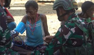 Pos Oksip Satgas Yonif 753/AVT Anjangsana ke Kampung Oksip: Pengobatan Gratis Door To Door, Warga Sambut Hangat dan Ceria