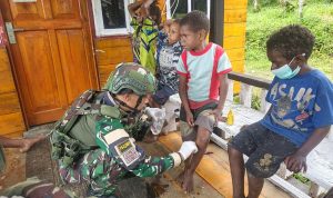 Menyapa Dengan Hati, TNI Layani Kesehatan Masyarakat Tinibil