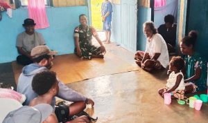 Lewat Komsos, Babinsa Pererat Hubungan Kekeluargaan Dengan Warga Tabonji