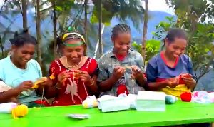 Tawa Ceria Warga Kampung Tomka Hangatkan Pegunungan Papua, TNI Ajari Kerajinan Tangan membuat Boneka Amigurumi