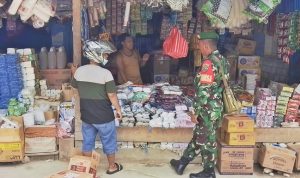 Stabil Pasca Lebaran, Babinsa Abepura Pantau Harga Sembako Pasar Regional Otonom