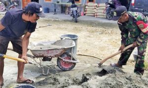 Serma Junaedi Bantu Warga Bangun Talud Parit Antisipasi Genangan Air