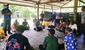 Banjir di Kemtuk Gresi,Babinsa Dampingi Bupati Jayapura Tinjau Warga Terdampak