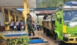 Pastikan Tepat Sasaran, Babinsa Kawal Penyaluran Bantuan Pangan