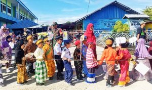 Pawai Hari Kartini, Babinsa Tanamkan Kemandirian pada Anak Sejak Dini