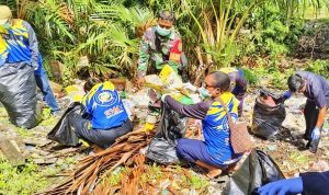 Komunitas Pecinta Alam dan Babinsa Gotong Royong Bersihkan Fasilitas Publik