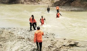 Babinsa dan Basarnas Sisir Aliran Sungai Sepanjang 4 Kilometer Cari Korban Hanyut