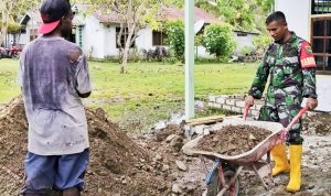 TNI-Rakyat Solid Gotong Royong Timbun Teras Gereja