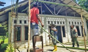 Salah Satu Warganya Tengah Berduka, Babinsa Hadir Berikan Dukungan Moril 