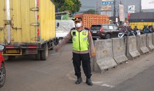IPTU Rusandi Pimpin PECAK Sore, Urai Kemacetan di Simpang Cikupa Mas