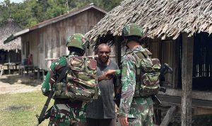 Peluk Hangat TNI di Perbatasan: Pos Bandara Aboy Anjangsana Penuh Kasih