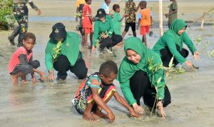 Peduli Kelestarian Lingkungan, Persit Kodim Merauke Tanam Ratusan Mangrove di Pantai Payum