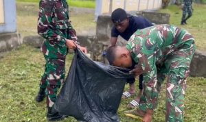 Sinergi Prajurit dan Rakyat: Yonif TP 809/NTM Gelar Karya Bakti Bersama Masyarakat di Gereja Wapoania