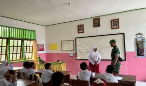 Prajurit Yonif TP 860/NSK Jadi Guru Dadakan, Ajak Siswa Tanamkan Cinta Tanah Air
