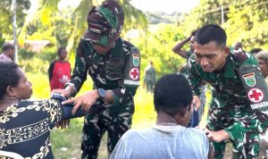 Tingkatkan Kesejahteraan Masyarakat, Yonif TP 809 Gelar Cek Kesehatan Di Desa Wapoania